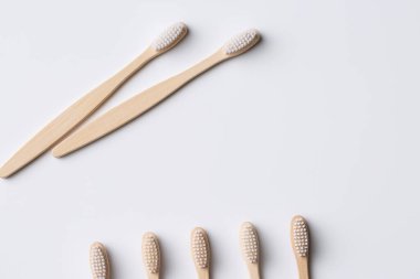 ECO dostu ahşap bambu diş fırçası seti. Gezegeni kurtar ya da plastik konsept kullanma. Beyaz arkaplanda izole. 