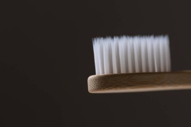 ECO dostu ahşap bambu diş fırçası seti. Gezegeni kurtar ya da plastik konsept kullanma. Gri arkaplanda izole. 