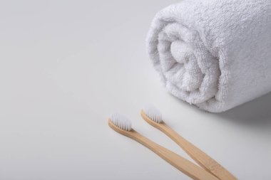 ECO dostu ahşap bambu diş fırçası seti. Gezegeni kurtar ya da plastik konsept kullanma. Beyaz arkaplanda izole. 