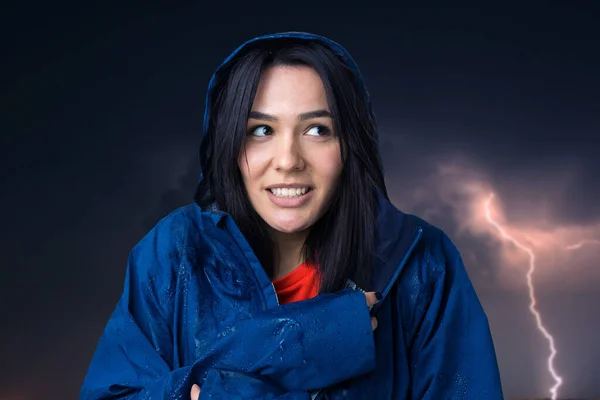 Πορτρέτο Ενός Χαμογελαστού Κοριτσιού Ντυμένο Μπλε Αδιάβροχο Σταγόνες Ποζάρουν Κουκούλα — Φωτογραφία Αρχείου