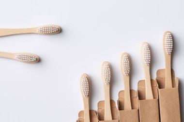 ECO dostu ahşap bambu diş fırçası seti. Gezegeni kurtar ya da plastik konsept kullanma. Beyaz arkaplanda izole. 