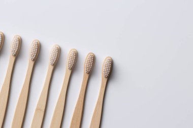 ECO dostu ahşap bambu diş fırçası seti. Gezegeni kurtar ya da plastik konsept kullanma. Beyaz arkaplanda izole. 