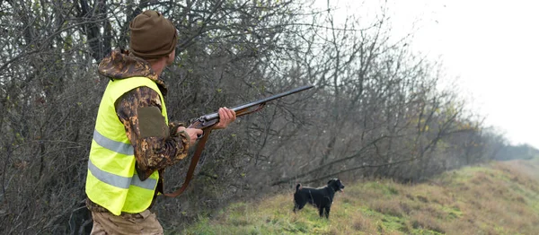 野生の鳥やゲームを求めて狩りの間に銃でカモフラージュでハンターの男 秋の狩猟シーズン — ストック写真