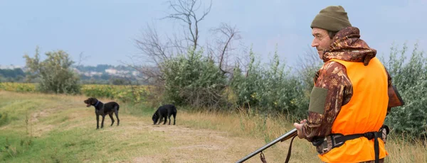 Łowca Kamuflażu Bronią Podczas Polowania Poszukiwaniu Dzikiego Ptactwa Lub Dziczyzny — Zdjęcie stockowe