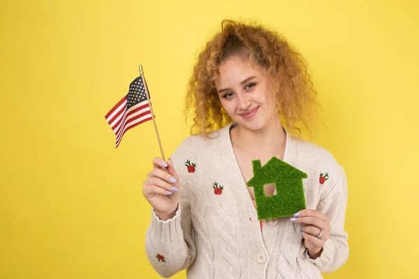 Ung Flicka Håller Modell Ett Växthus Sina Händer Och Amerikansk — Stockfoto