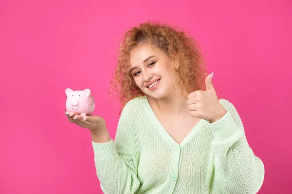 Una Linda Joven Con Pelo Rojo Rizado Sostiene Una Alcancía — Foto de Stock