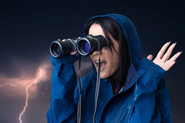 Seorang Gadis Wisatawan Dengan Jas Hujan Biru Memegang Teropong Tangannya — Stok Foto