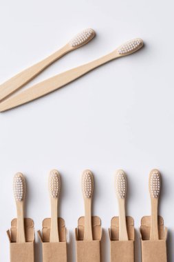 ECO dostu ahşap bambu diş fırçası seti. Gezegeni kurtar ya da plastik konsept kullanma. Beyaz arkaplanda izole. 