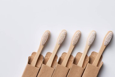 ECO dostu ahşap bambu diş fırçası seti. Gezegeni kurtar ya da plastik konsept kullanma. Beyaz arkaplanda izole. 