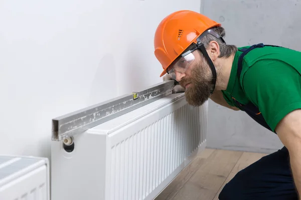 Mandlig Blikkenslager Installerer Radiator Varmesystemet Lejlighed Guy Overalls Gas Skruenøgle - Stock-foto