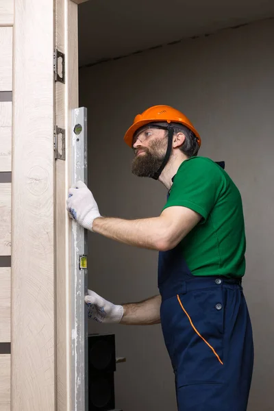 Serrurier Masculin Installe Une Porte Dans Appartement Gars Vérifie Précision — Photo