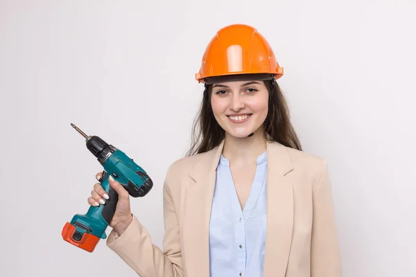 Menina Engenheiro Capacete Construção Laranja Com Uma Chave Fenda Martelo — Fotografia de Stock
