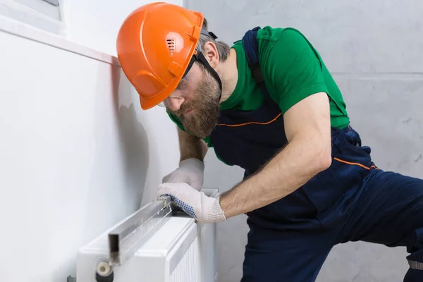 Manlig Rörmokare Installerar Kylare Värmesystemet Lägenhet Killen Overaller Och Gasskiftnyckel — Stockfoto