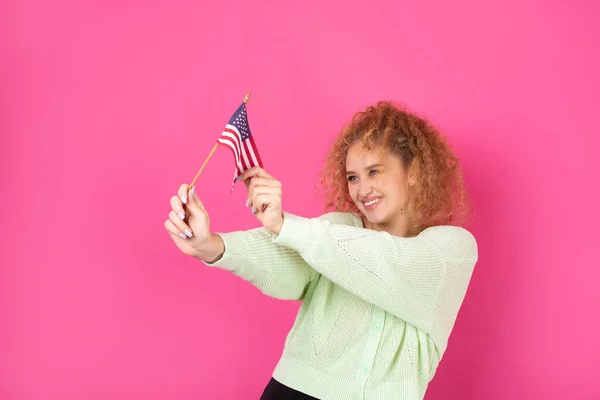 Ung Lycklig Flicka Med Ett Leende Ansiktet Håller Amerikansk Flagga — Stockfoto