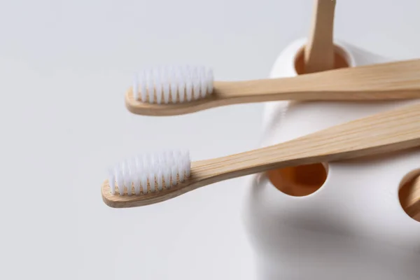 Een Set Milieuvriendelijke Bamboe Houten Tandenborstels Een Tandvormige Houder — Stockfoto