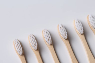 ECO dostu ahşap bambu diş fırçası seti. Gezegeni kurtar ya da plastik konsept kullanma. Beyaz arkaplanda izole. 