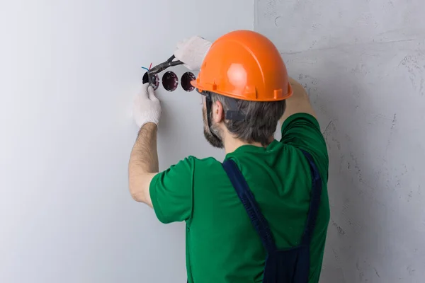 Eletricista Instala Tomadas Apartamento Cara Com Capacete Laranja Macacão Faz — Fotografia de Stock