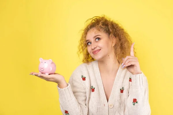 Una Linda Joven Con Pelo Rojo Rizado Sostiene Una Alcancía — Foto de Stock