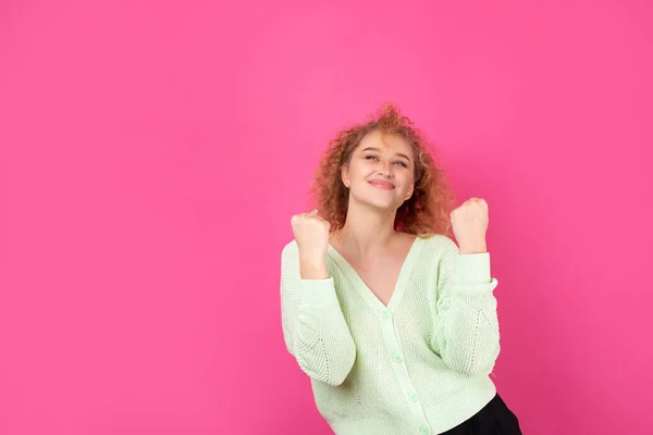 Šťastná Mladá Dívka Zvedne Pěst Radosti Úspěšná Gesta Vítězství — Stock fotografie