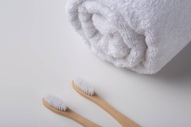 ECO dostu ahşap bambu diş fırçası seti. Gezegeni kurtar ya da plastik konsept kullanma. Beyaz arkaplanda izole. 