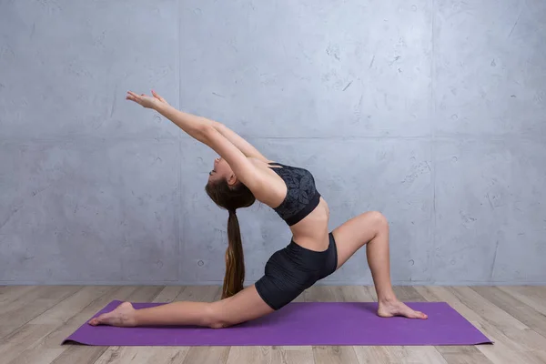 Mujer Joven Practicando Yoga Haciendo Ejercicios Estiramiento Casa Durante Cuarentena —  Fotos de Stock