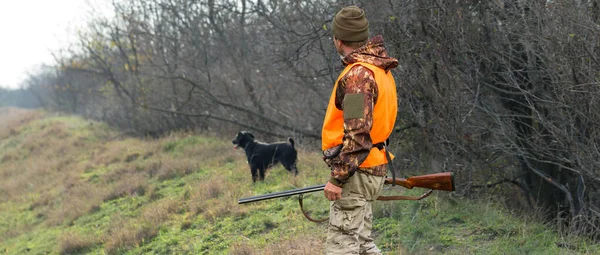 Hunter Man Camouflage Met Een Pistool Tijdens Jacht Zoek Naar — Stockfoto