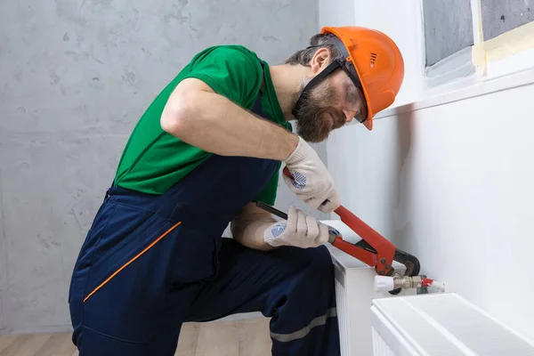Manlig Rörmokare Installerar Kylare Värmesystemet Lägenhet Killen Overaller Och Gasskiftnyckel — Stockfoto