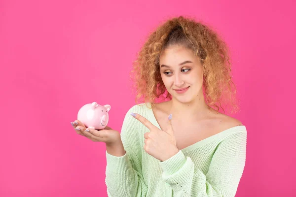 Una Linda Joven Con Pelo Rojo Rizado Sostiene Una Alcancía — Foto de Stock