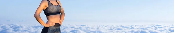 一个穿着运动服的年轻苗条的女运动员做了一系列的运动 在云天的背景下健康的生活方式 — 图库照片
