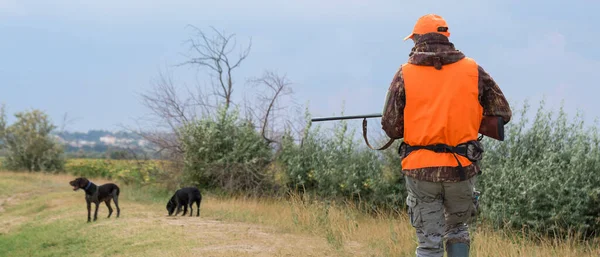 Hombre Cazador Camuflaje Con Arma Durante Caza Busca Aves Silvestres — Foto de Stock