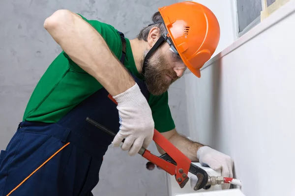 Manlig Rörmokare Installerar Kylare Värmesystemet Lägenhet Killen Overaller Och Gasskiftnyckel — Stockfoto