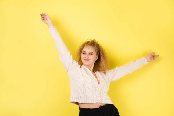 Счастливая Молодая Девушка Поднимает Кулак Восторге Успешные Победные Жесты — стоковое фото