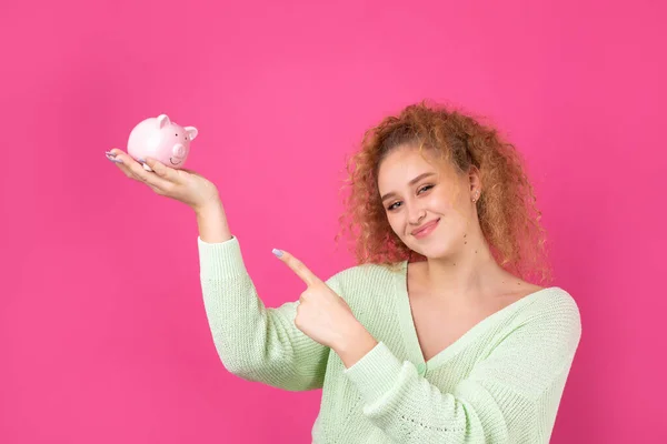 Una Linda Joven Con Pelo Rojo Rizado Sostiene Una Alcancía — Foto de Stock