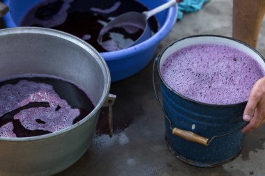 Kırmızılı şarap presi ve sarmal vida. Geleneksel şarap yapma tekniği. Üzüm filtreleme.