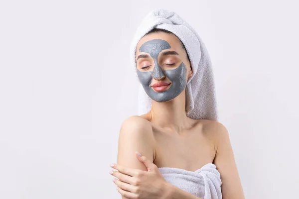 Una Mujer Con Una Máscara Cosmética Arcilla Gris Una Toalla —  Fotos de Stock