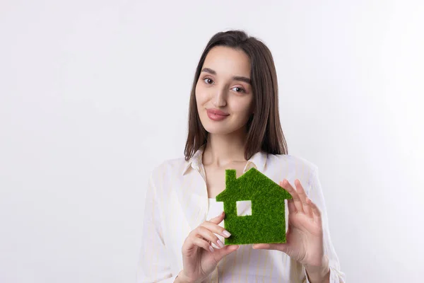 Una Giovane Ragazza Agente Immobiliare Tiene Mano Modello Una Casa — Foto Stock