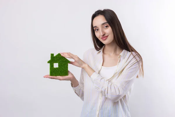 Una Giovane Ragazza Agente Immobiliare Tiene Mano Modello Una Casa — Foto Stock