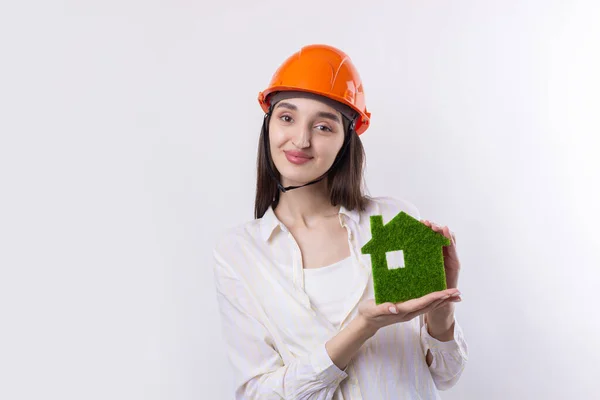 Uma Jovem Arquiteta Capacete Construção Demonstra Modelo Uma Casa Verde — Fotografia de Stock