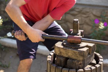 Kırmızılı şarap presi ve sarmal vida. Geleneksel şarap yapma tekniği. Üzüm filtreleme.