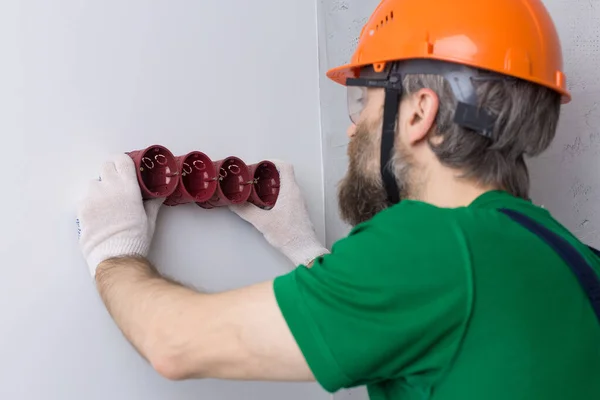 Eletricista Instala Tomadas Apartamento Cara Com Capacete Laranja Macacão Faz — Fotografia de Stock