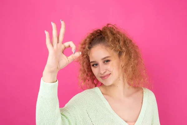 Giovane Bella Ragazza Dai Capelli Rossi Ricci Mostra Segno Alla — Foto Stock