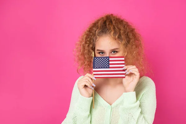 Ung Lycklig Flicka Med Ett Leende Ansiktet Håller Amerikansk Flagga — Stockfoto