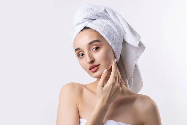 Mooi Meisje Met Dikke Wenkbrauwen Perfecte Huid Witte Achtergrond Handdoek — Stockfoto
