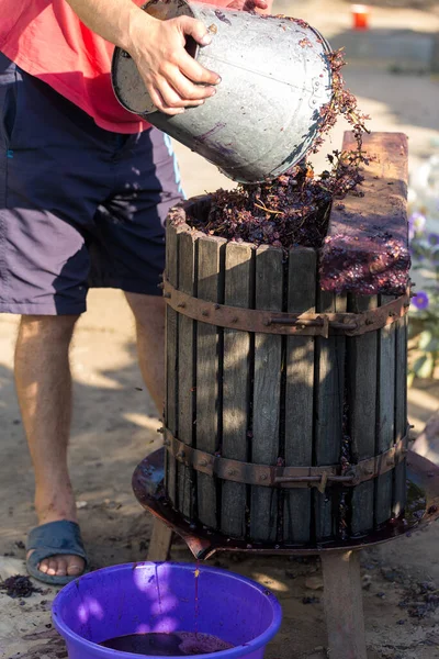 Cave Vin Avec Moût Rouge Vis Hélicoïdale Ancienne Technique Traditionnelle — Photo