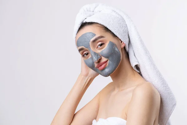 Una Donna Con Una Maschera Cosmetica Argilla Grigia Asciugamano Bianco — Foto Stock