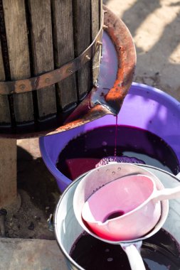 Kırmızılı şarap presi ve sarmal vida. Geleneksel şarap yapma tekniği. Üzüm filtreleme.