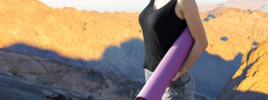 Spor giyimli genç, zayıf, atletik bir kız bir takım egzersizler yapıyor. Fitness ve sağlıklı yaşam tarzı.