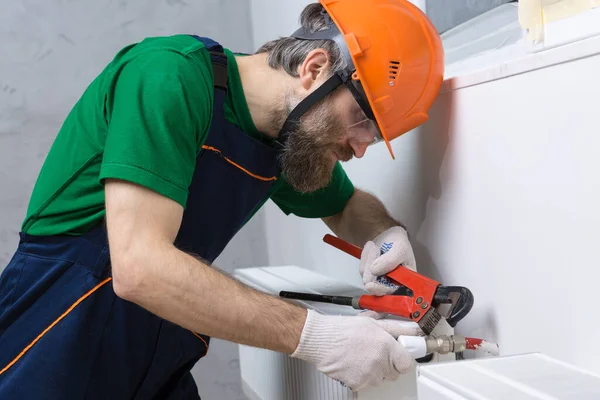 Plombier Installe Radiateur Dans Système Chauffage Appartement Type Salopette Une — Photo