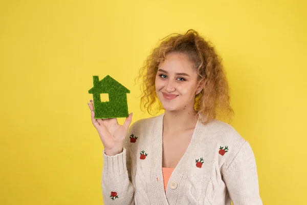 Щасливий Покупець Будинку Молода Дівчина Тримає Руках Модель Зеленого Будинку — стокове фото