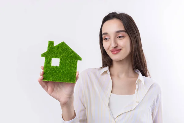 Una Giovane Ragazza Agente Immobiliare Tiene Mano Modello Una Casa — Foto Stock